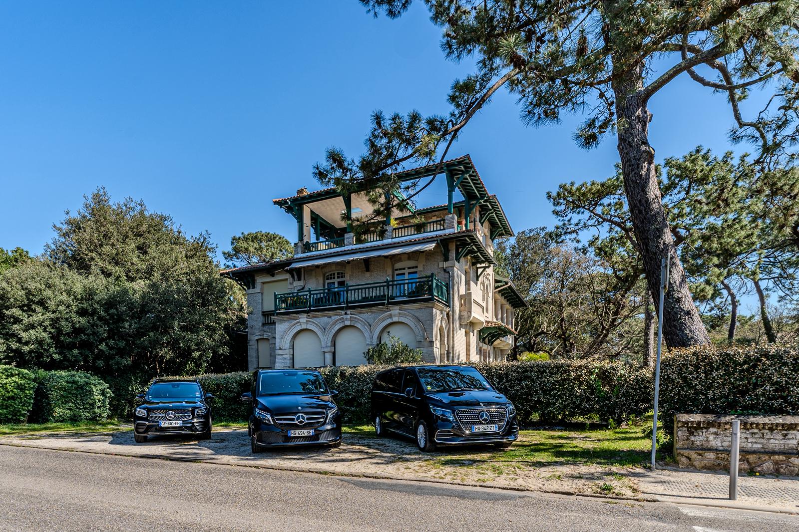 Flotte Mercedes DRIIV'ME devant une villa arcachonnaise — VTC Bassin d'Arcachon