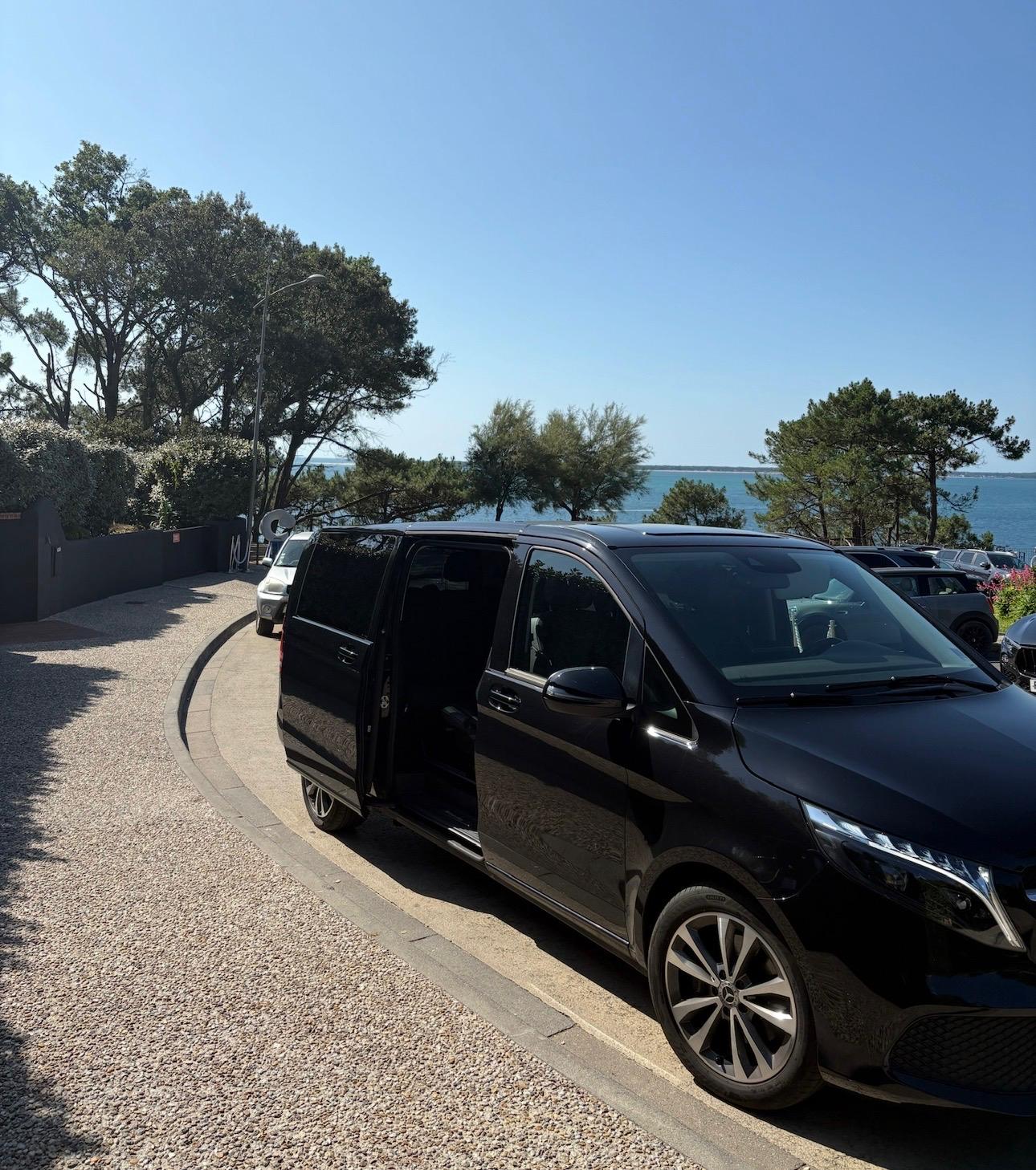 Mercedes Classe V en bord de mer — navette aéroport Bordeaux